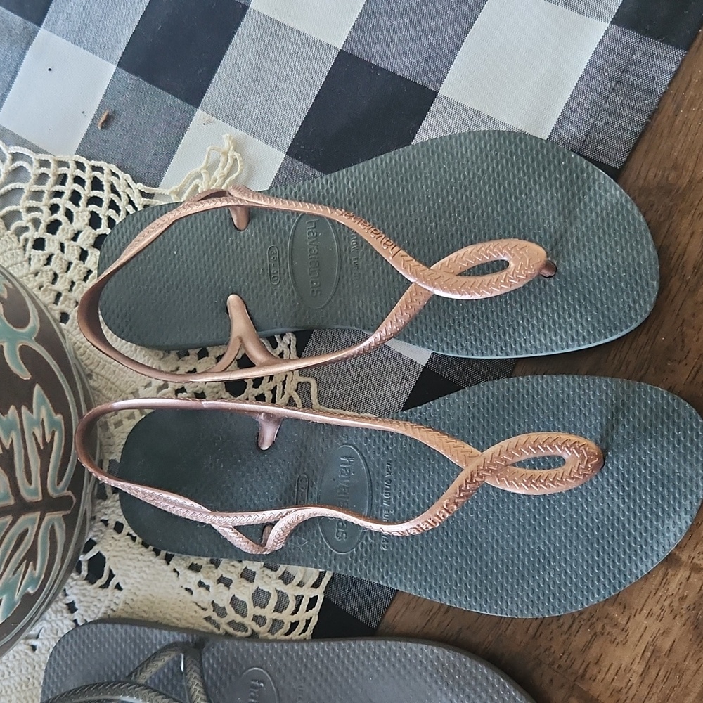 HAVAIANAS THONG SANDALS 2 PAIR